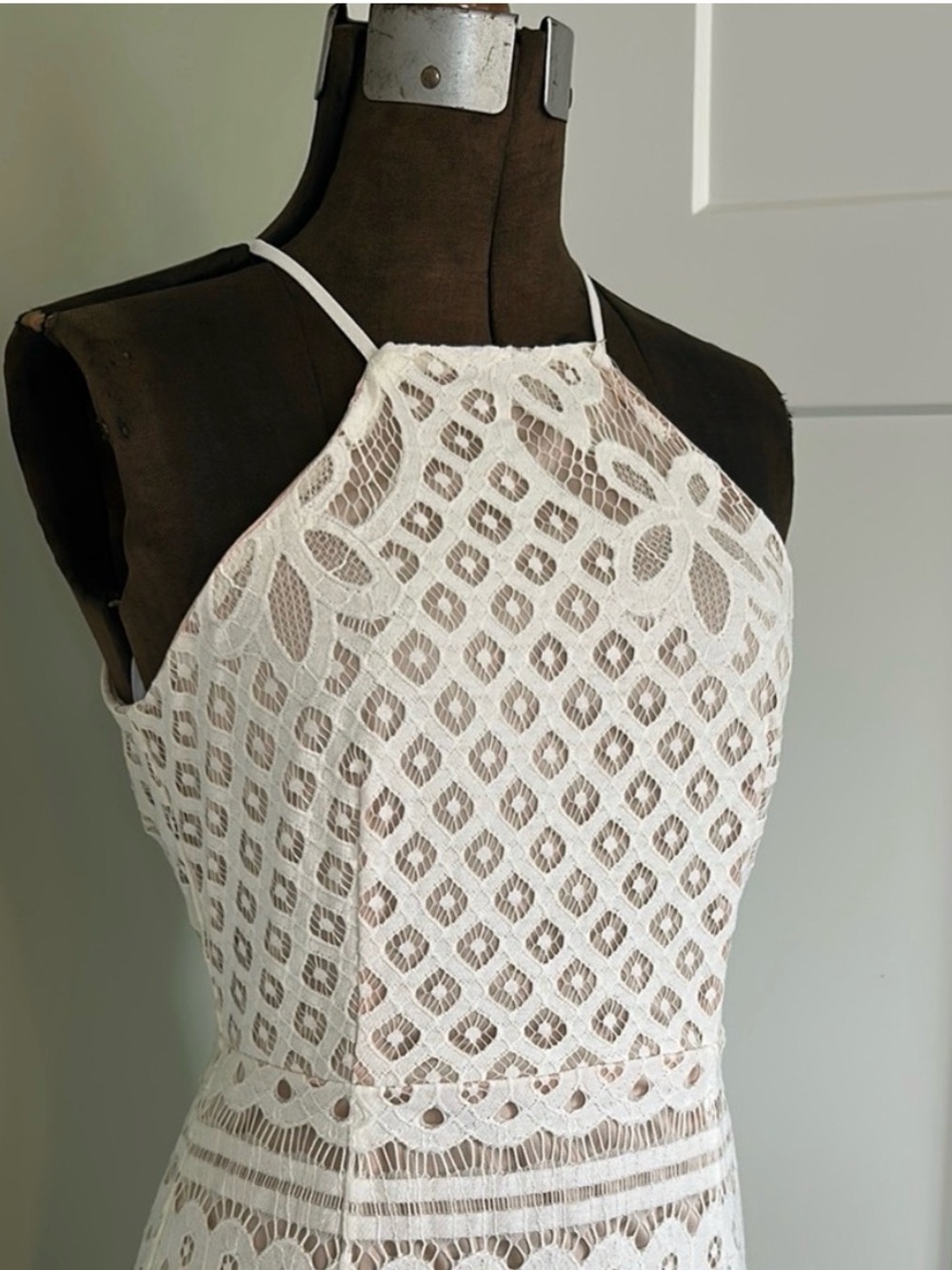 Elegant White Lace Dress Lulu’s size med Backless halter top graduation dress.